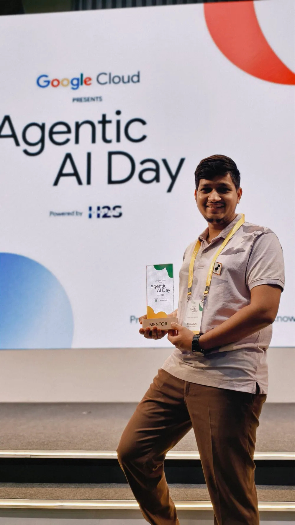 Ali Mustufa Shaikh holding his mentor trophy at Agentic AI Day in Bengaluru.
